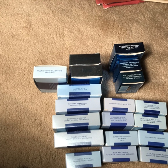 Lot of 38 Avon necklaces.  All in original box. - Picture 8 of 10